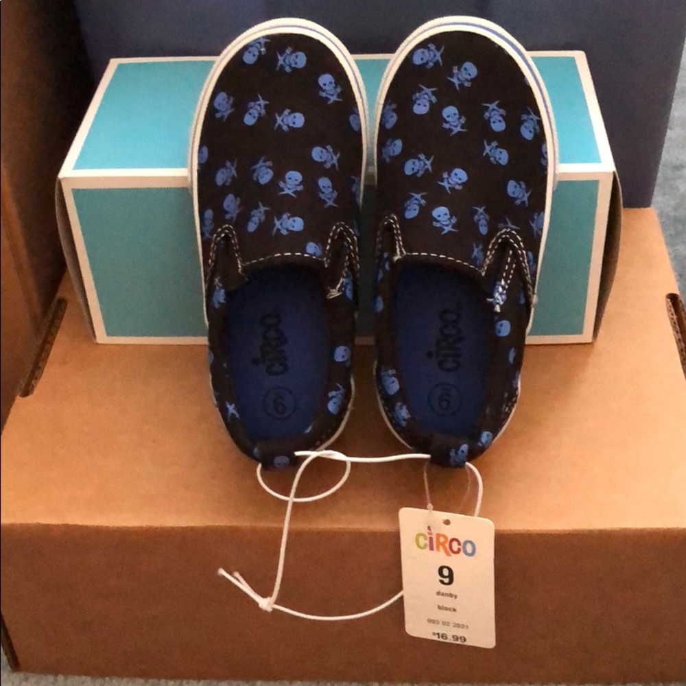 Circo slip-on shoes size 9 kids